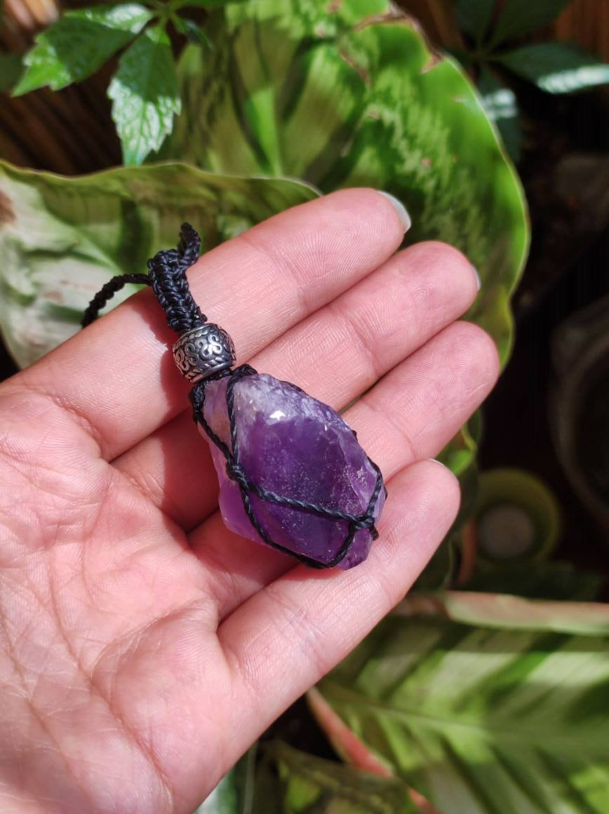 Amethyst roh ~ Makramee Edelstein Kette ~HIPPIE ~GOA ~Boho ~Ethno ~Nature ~Heilstein ~Boulderopal ~Auge - Art of Nature Berlin