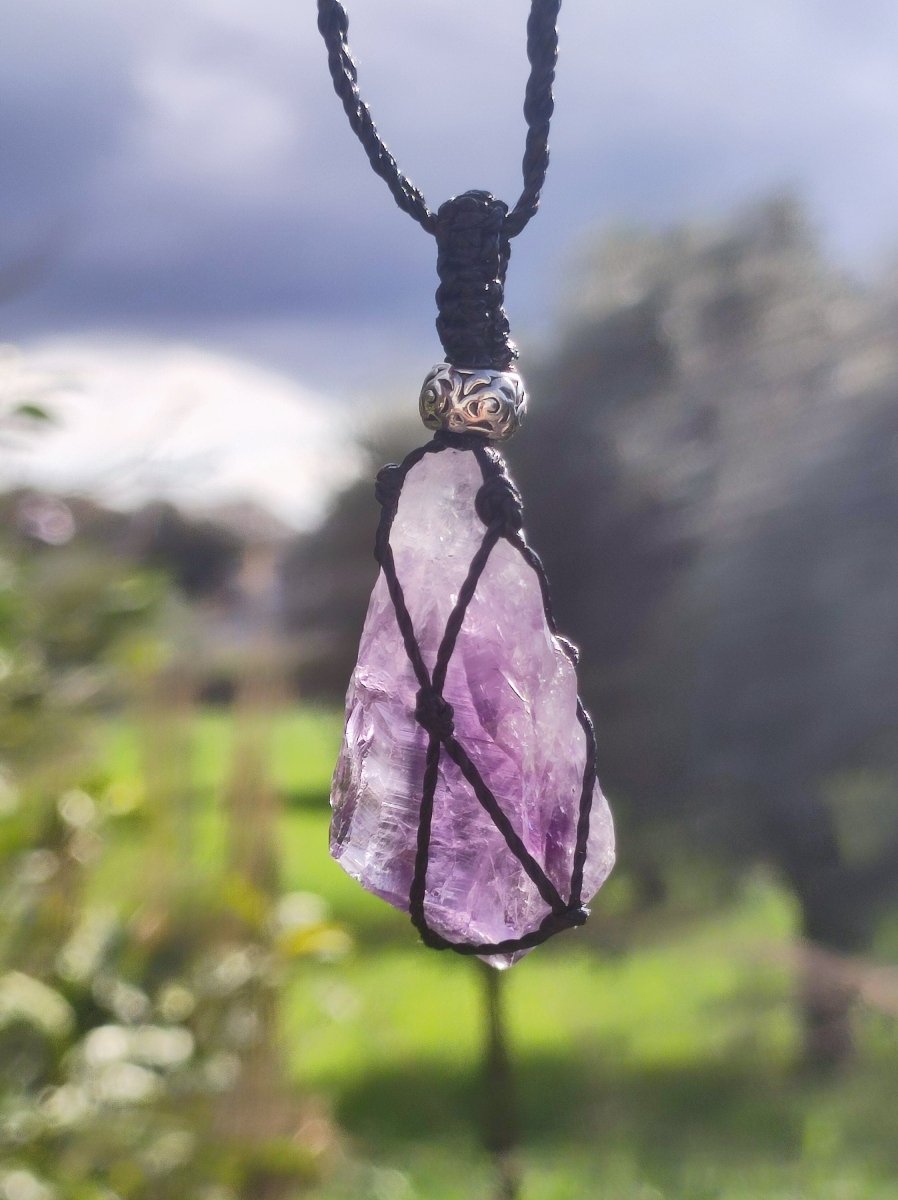 Amethyst roh ~ Makramee Edelstein Kette lila Natur Rarität Heilstein Kristall HIPPIE Boho Mann Frau Mutter Geschenk Er Sie roh Mineral - Art of Nature Berlin