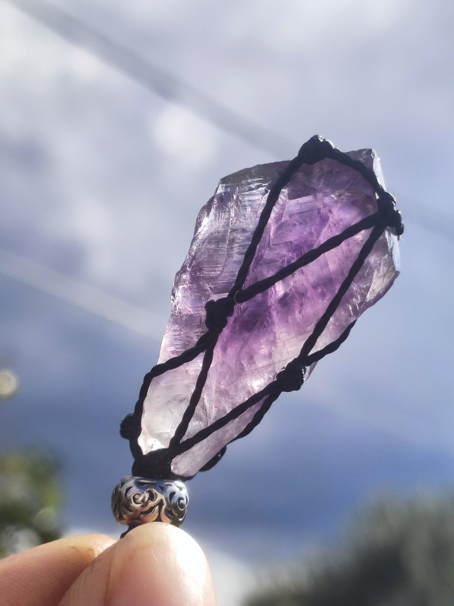 Amethyst roh ~ Makramee Edelstein Kette lila Natur Rarität Heilstein Kristall HIPPIE Boho Mann Frau Mutter Geschenk Er Sie roh Mineral - Art of Nature Berlin