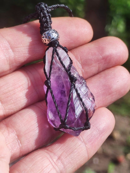 Amethyst roh ~ Makramee Edelstein Kette lila Natur Rarität Heilstein Kristall HIPPIE Boho Mann Frau Mutter Geschenk Er Sie roh Mineral - Art of Nature Berlin