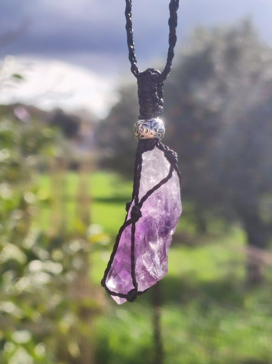 Amethyst roh ~ Makramee Edelstein Kette lila Natur Rarität Heilstein Kristall HIPPIE Boho Mann Frau Mutter Geschenk Er Sie roh Mineral - Art of Nature Berlin