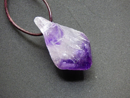 Amethyst Spitze Roh Anhänger A ~ Edelstein Kette Lila Natur Kristall Heilstein HIPPIE GOA Boho Ethno Nature Crystal Geschenk Partnerkette - Art of Nature Berlin