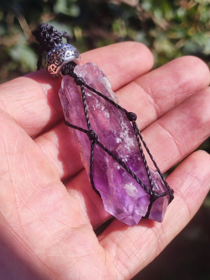 Amethyst (XL) roh ~ Makramee Edelstein Kette Natur Heilstein lila Kristall blau Rarität Anhänger Mann Frau Er Sie Geschenk Wunderschön Edel - Art of Nature Berlin