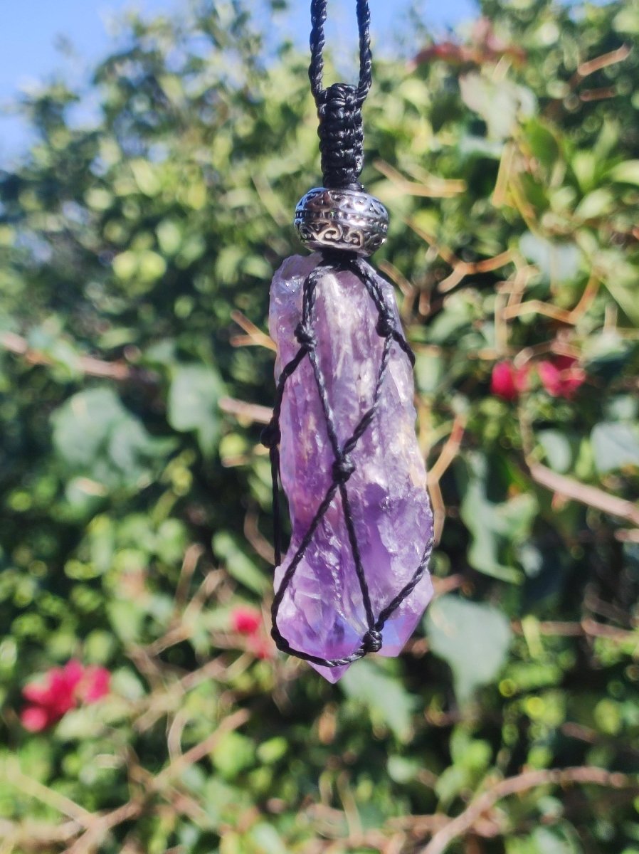 Amethyst (XL) roh ~ Makramee Edelstein Kette Natur Heilstein lila Kristall blau Rarität Anhänger Mann Frau Er Sie Geschenk Wunderschön Edel - Art of Nature Berlin