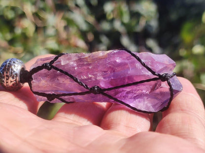 Amethyst (XL) roh ~ Makramee Edelstein Kette Natur Heilstein lila Kristall blau Rarität Anhänger Mann Frau Er Sie Geschenk Wunderschön Edel - Art of Nature Berlin