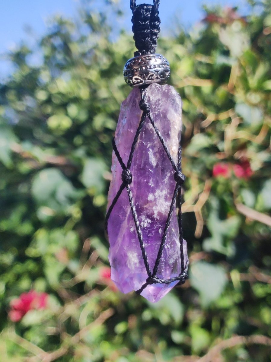 Amethyst (XL) roh ~ Makramee Edelstein Kette Natur Heilstein lila Kristall blau Rarität Anhänger Mann Frau Er Sie Geschenk Wunderschön Edel - Art of Nature Berlin