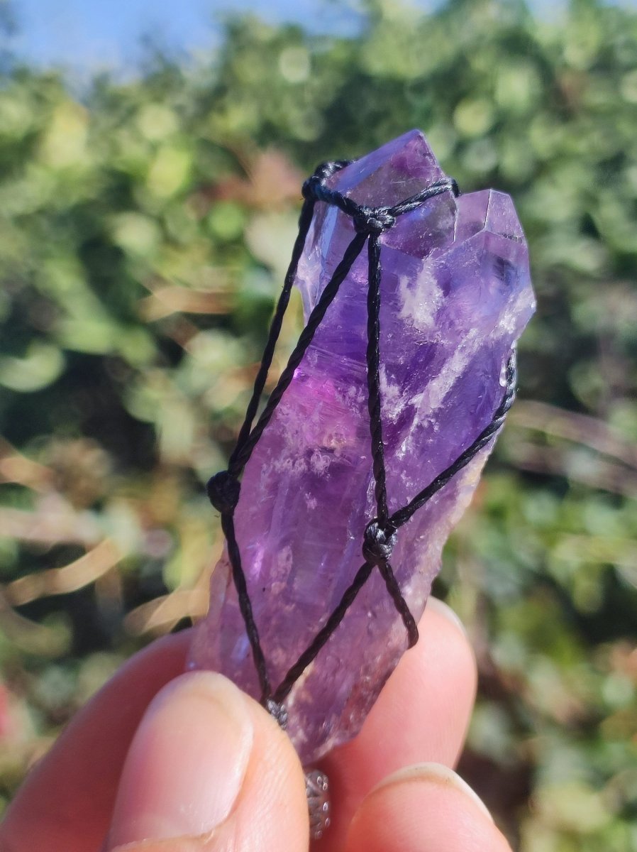 Amethyst (XL) roh ~ Makramee Edelstein Kette Natur Heilstein lila Kristall blau Rarität Anhänger Mann Frau Er Sie Geschenk Wunderschön Edel - Art of Nature Berlin