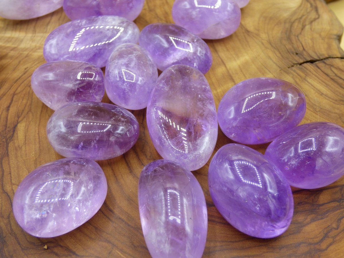 Amethyst zum Aufladen Entladen Edelsteine & Wasserstein für Trinkwasser Chakra Heilstein Energiewasser klar Brasilien Trommelstein Lila - Art of Nature Berlin