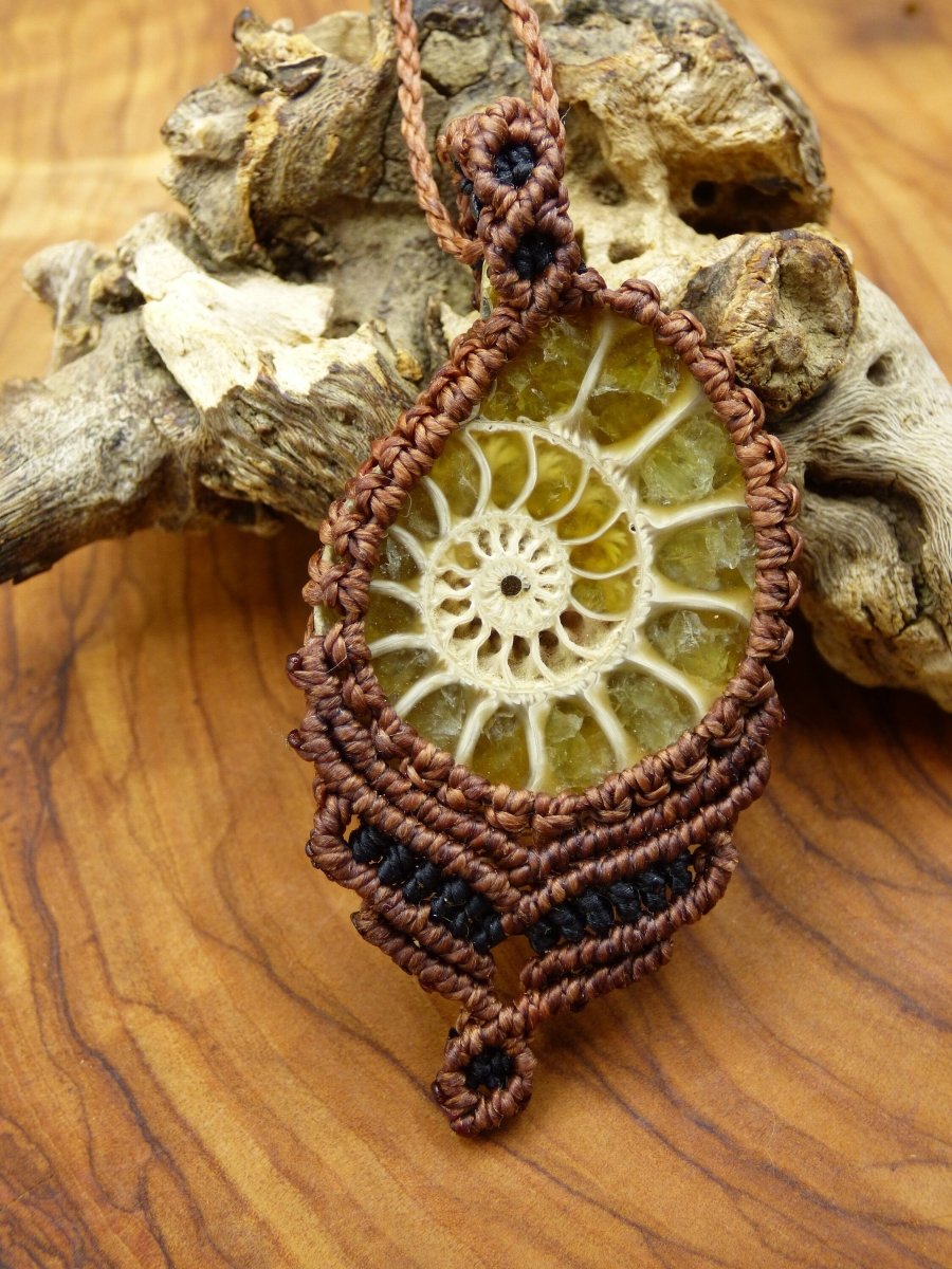 Ammonite Fossil ~ Makramee Edelstein Kette ~HIPPIE ~GOA ~Boho ~Ethno ~Nature ~Heilstein*nur im Webshop - Art of Nature Berlin