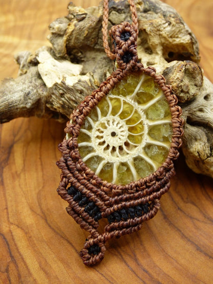 Ammonite Fossil ~ Makramee Edelstein Kette ~HIPPIE ~GOA ~Boho ~Ethno ~Nature ~Heilstein*nur im Webshop - Art of Nature Berlin