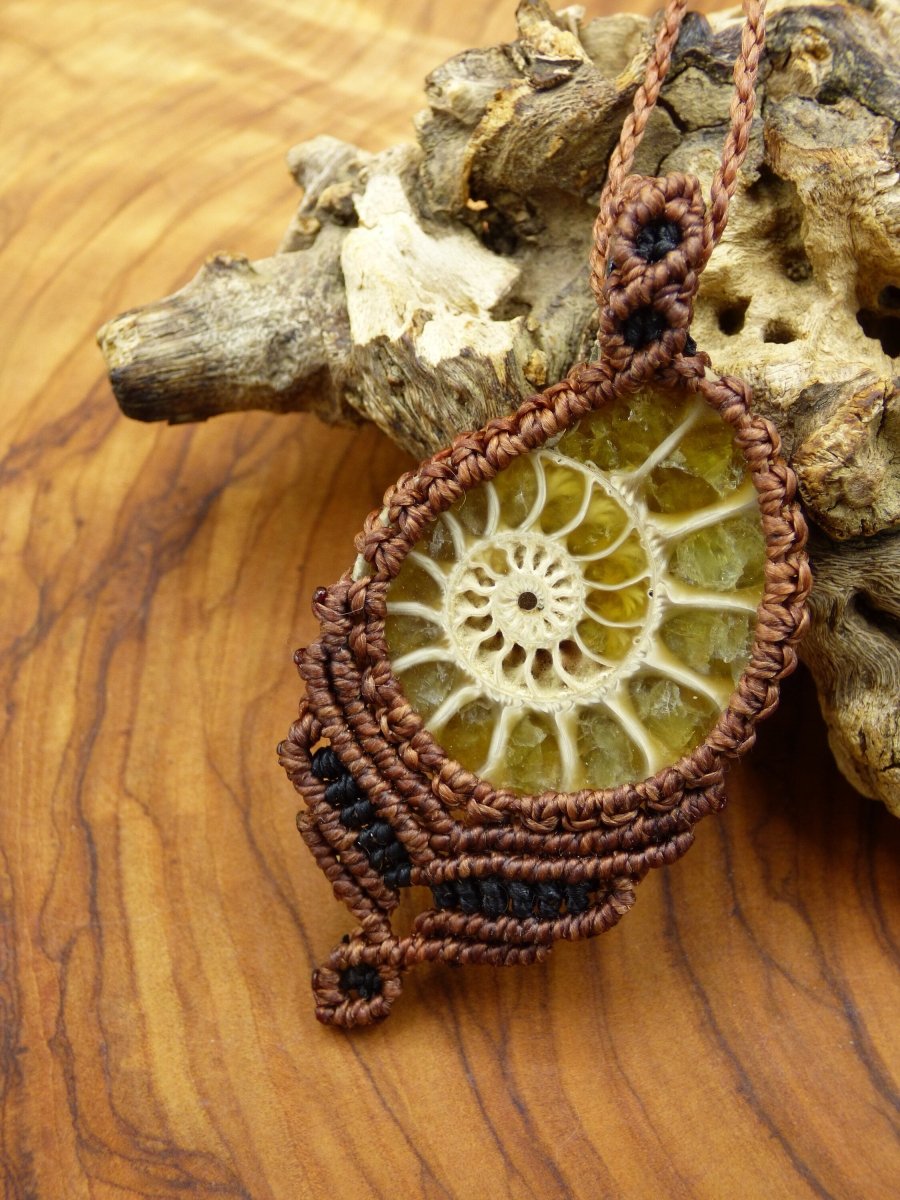 Ammonite Fossil ~ Makramee Edelstein Kette ~HIPPIE ~GOA ~Boho ~Ethno ~Nature ~Heilstein*nur im Webshop - Art of Nature Berlin