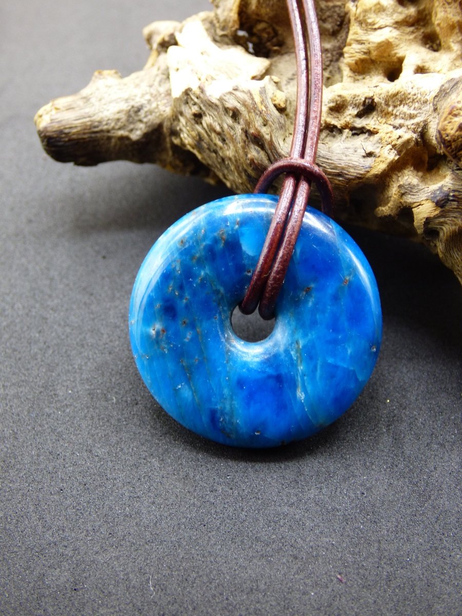 Apatit AAA ~ Donut 30mm ~ Edelstein Kette blau Natur Rarität Schutzsymbol Heilstein Kristall HIPPIE Boho Ethno Mann Frau Geschenk Er Sie - Art of Nature Berlin