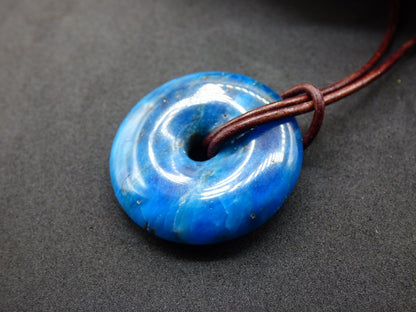 Apatit AAA ~ Donut 30mm ~ Edelstein Kette blau Natur Rarität Schutzsymbol Heilstein Kristall HIPPIE Boho Ethno Mann Frau Geschenk Er Sie - Art of Nature Berlin