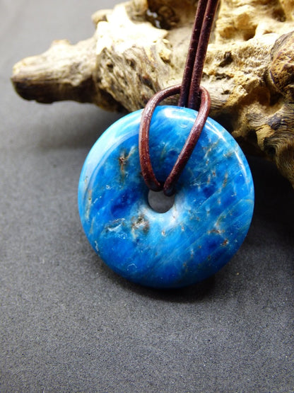 Apatit AAA ~ Donut 30mm ~ Edelstein Kette blau Natur Rarität Schutzsymbol Heilstein Kristall HIPPIE Boho Ethno Mann Frau Geschenk Er Sie - Art of Nature Berlin