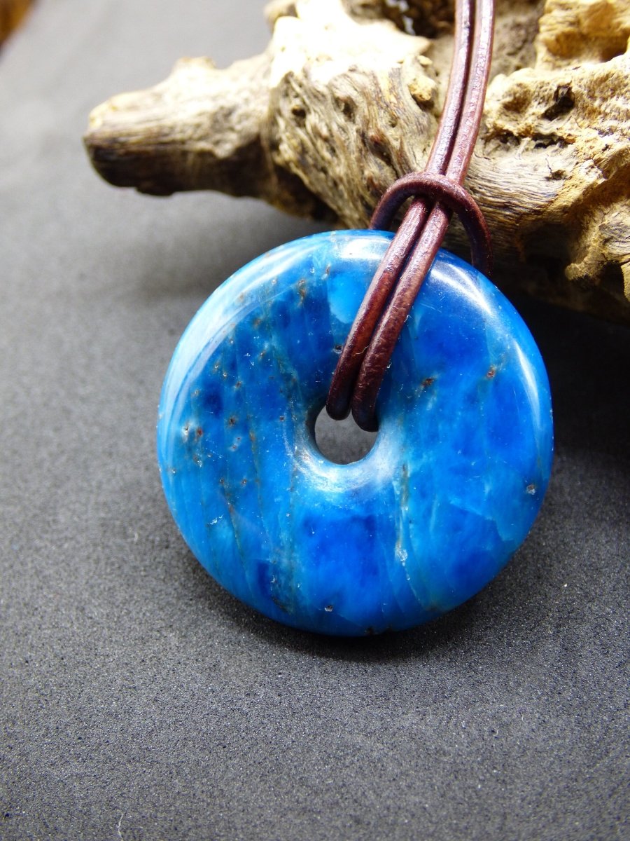 Apatit AAA ~ Donut 30mm ~ Edelstein Kette blau Natur Rarität Schutzsymbol Heilstein Kristall HIPPIE Boho Ethno Mann Frau Geschenk Er Sie - Art of Nature Berlin