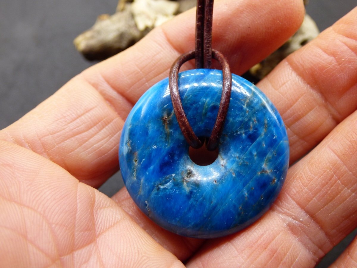 Apatit AAA ~ Donut 30mm ~ Edelstein Kette blau Natur Rarität Schutzsymbol Heilstein Kristall HIPPIE Boho Ethno Mann Frau Geschenk Er Sie - Art of Nature Berlin