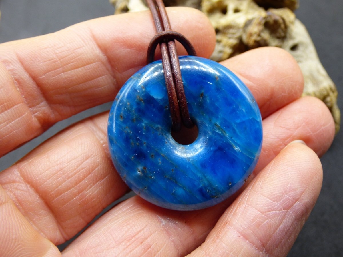 Apatit AAA ~ Donut 30mm ~ Edelstein Kette blau Natur Rarität Schutzsymbol Heilstein Kristall HIPPIE Boho Ethno Mann Frau Geschenk Er Sie - Art of Nature Berlin