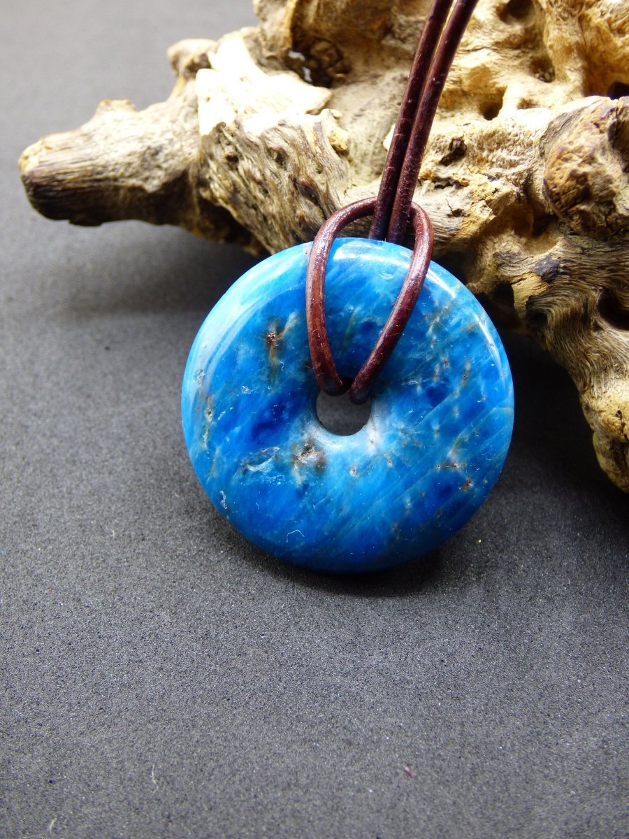 Apatit AAA ~ Donut 30mm ~ Edelstein Kette blau Natur Rarität Schutzsymbol Heilstein Kristall HIPPIE Boho Ethno Mann Frau Geschenk Er Sie - Art of Nature Berlin