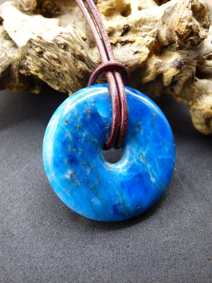 Apatit AAA ~ Donut 30mm ~ Edelstein Kette blau Natur Rarität Schutzsymbol Heilstein Kristall HIPPIE Boho Ethno Mann Frau Geschenk Er Sie - Art of Nature Berlin