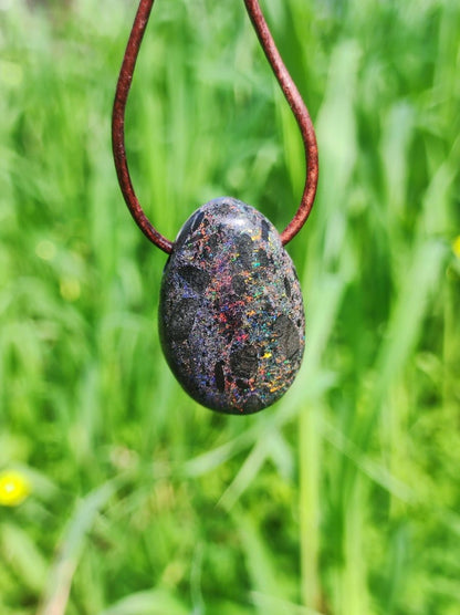 Black Opal - Edelstein Kette bunt funkelnd Rarität Natur Heilstein Energie Chakra Kristall Anhänger Mann Frau Kind Vater Geschenk Er Sie - Art of Nature Berlin