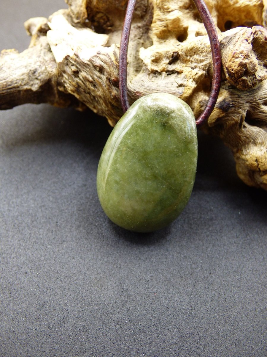 Burma Jade *Rarität* ~ Edelstein Kette HIPPIE Boho Ethno Natur Heilstein Rarität Kristalle Schmuck Anhänger Natur Kraft Stein Geschenk grün - Art of Nature Berlin