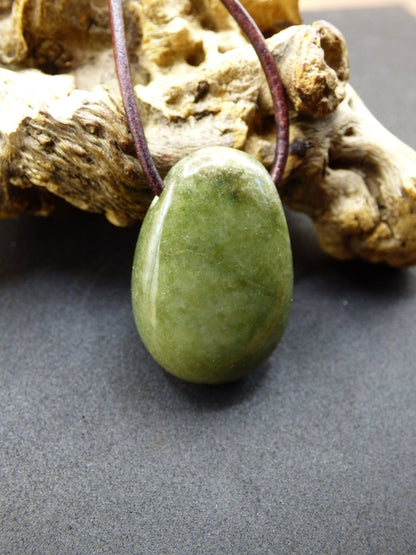 Burma Jade *Rarität* ~ Edelstein Kette HIPPIE Boho Ethno Natur Heilstein Rarität Kristalle Schmuck Anhänger Natur Kraft Stein Geschenk grün - Art of Nature Berlin