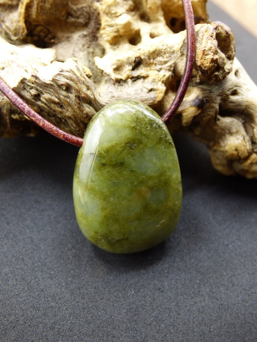 Burma Jade *Rarität* ~ Edelstein Kette HIPPIE Boho Ethno Natur Heilstein Rarität Kristalle Schmuck Anhänger Natur Kraft Stein Geschenk grün - Art of Nature Berlin