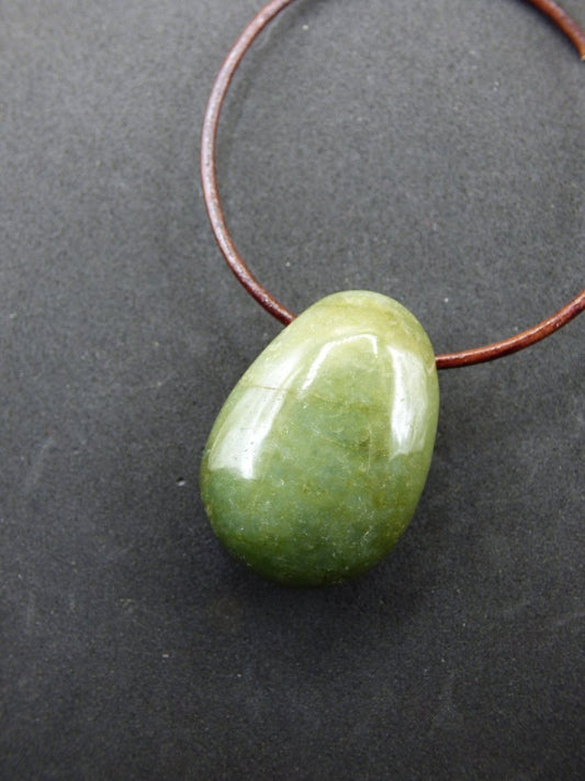 Burma Jade *Rarität* ~ Edelstein Kette HIPPIE Boho Ethno Natur Heilstein Rarität Kristalle Schmuck Anhänger Natur Kraft Stein Geschenk grün - Art of Nature Berlin