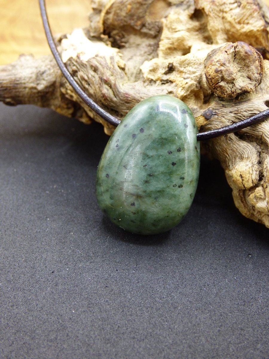 Burma Jade *Rarität* ~ Edelstein Kette HIPPIE Boho Ethno Natur Heilstein Rarität Kristalle Schmuck Anhänger Natur Kraft Stein Geschenk grün - Art of Nature Berlin