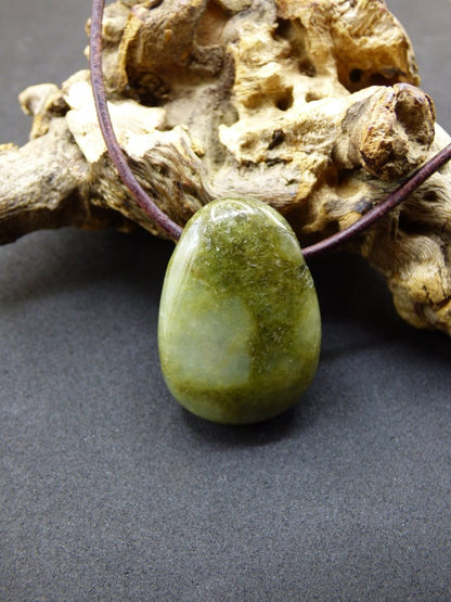 Burma Jade *Rarität* ~ Edelstein Kette HIPPIE Boho Ethno Natur Heilstein Rarität Kristalle Schmuck Anhänger Natur Kraft Stein Geschenk grün - Art of Nature Berlin