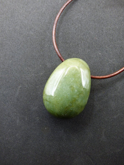 Burma Jade *Rarität* ~ Edelstein Kette HIPPIE Boho Ethno Natur Heilstein Rarität Kristalle Schmuck Anhänger Natur Kraft Stein Geschenk grün - Art of Nature Berlin