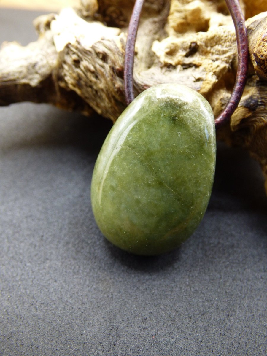 Burma Jade *Rarität* ~ Edelstein Kette HIPPIE Boho Ethno Natur Heilstein Rarität Kristalle Schmuck Anhänger Natur Kraft Stein Geschenk grün - Art of Nature Berlin