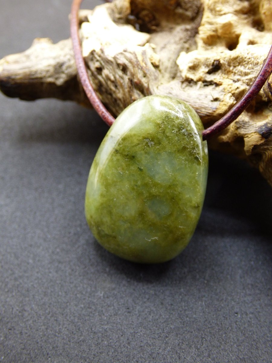 Burma Jade *Rarität* ~ Edelstein Kette HIPPIE Boho Ethno Natur Heilstein Rarität Kristalle Schmuck Anhänger Natur Kraft Stein Geschenk grün - Art of Nature Berlin