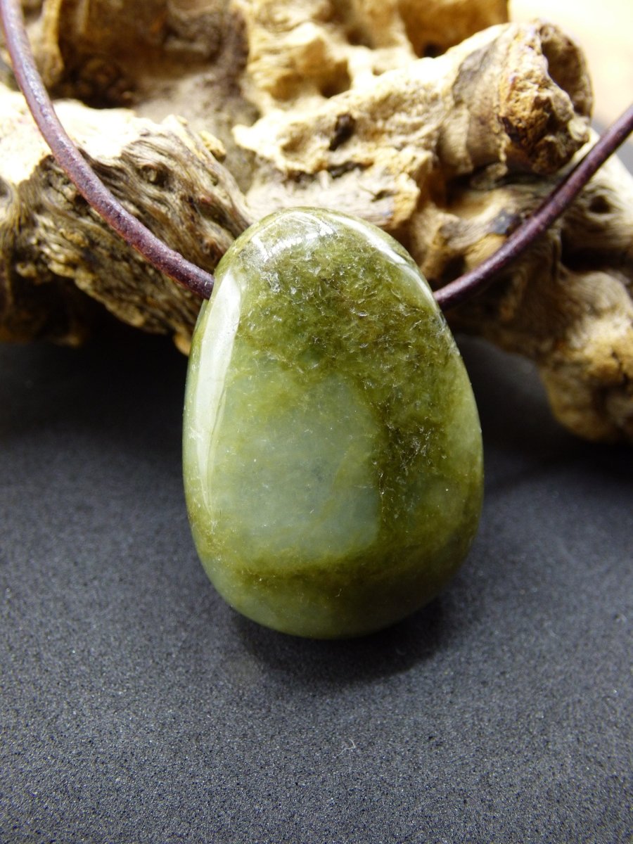 Burma Jade *Rarität* ~ Edelstein Kette HIPPIE Boho Ethno Natur Heilstein Rarität Kristalle Schmuck Anhänger Natur Kraft Stein Geschenk grün - Art of Nature Berlin