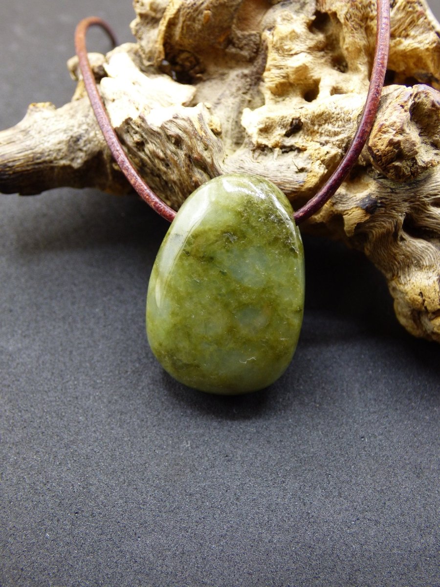 Burma Jade *Rarität* ~ Edelstein Kette HIPPIE Boho Ethno Natur Heilstein Rarität Kristalle Schmuck Anhänger Natur Kraft Stein Geschenk grün - Art of Nature Berlin