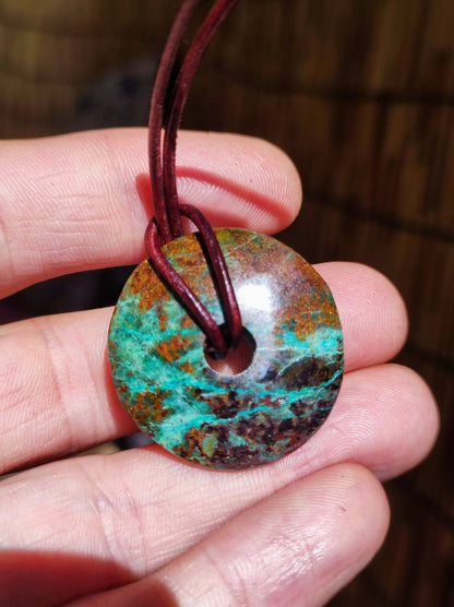 Chrysocoll Chrysokolla Schutzdonut 30mm~ Edelstein Kette ~HIPPIE ~GOA ~Boho ~Tibet ~Ethno ~Nature ~Donut ~Schutzsymbol ~Heilstein ~Rarität - Art of Nature Berlin