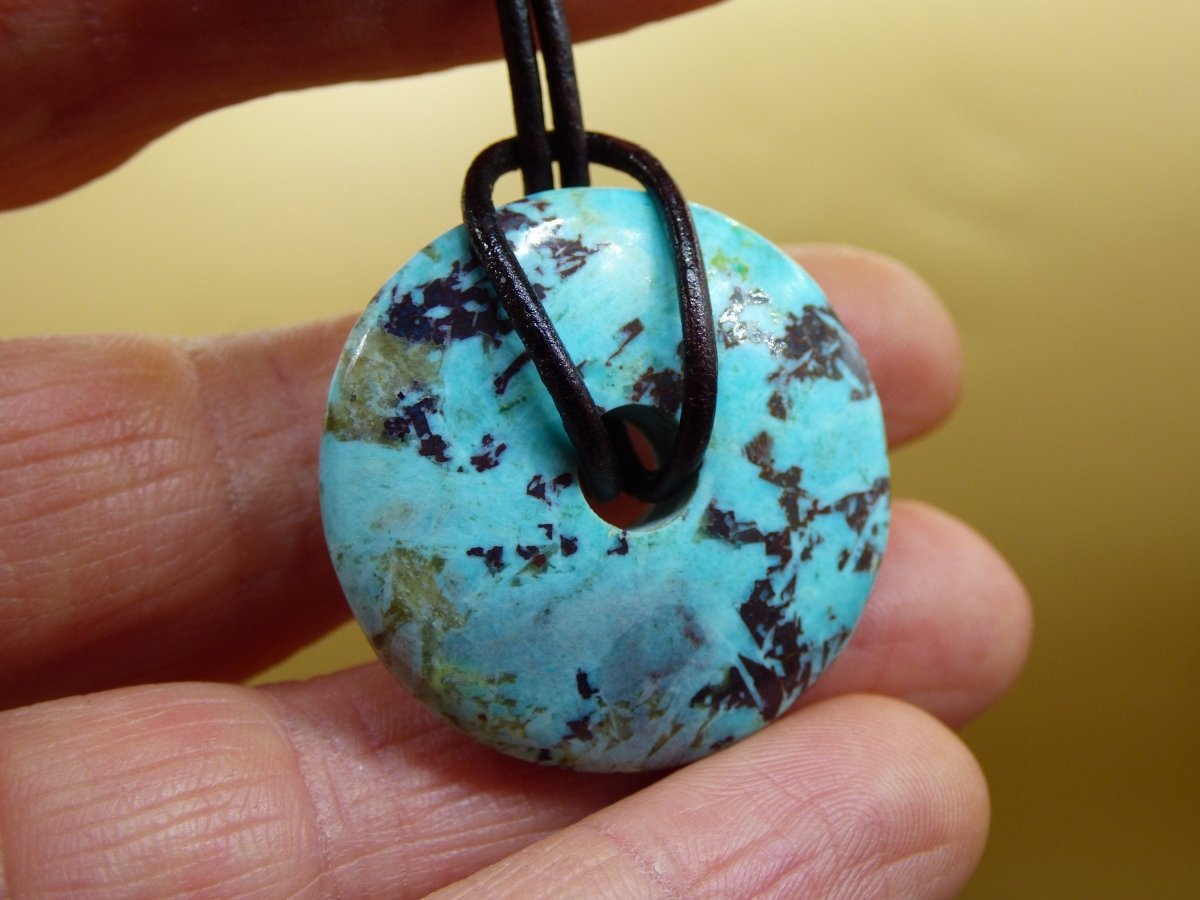 Chrysocoll Chrysokolla Schutzdonut 30mm Edelstein Kette HIPPIE GOA Boho Tibet Ethno Nature Donut Schutzsymbol Heilstein Rarität Türkis Meer - Art of Nature Berlin