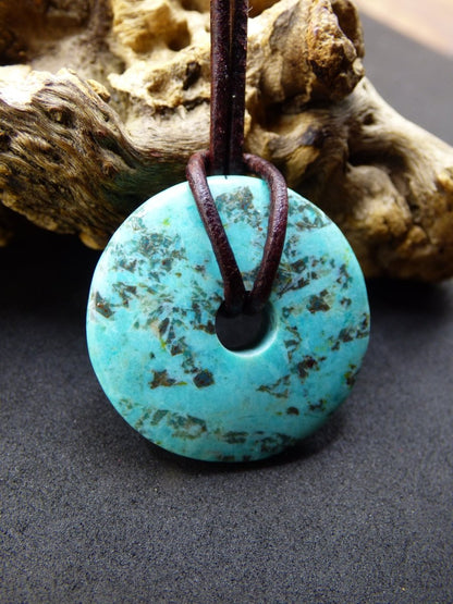 Chrysocoll Chrysokolla Schutzdonut 30mm Edelstein Kette HIPPIE GOA Boho Tibet Ethno Nature Donut Schutzsymbol Heilstein Rarität Türkis Meer - Art of Nature Berlin