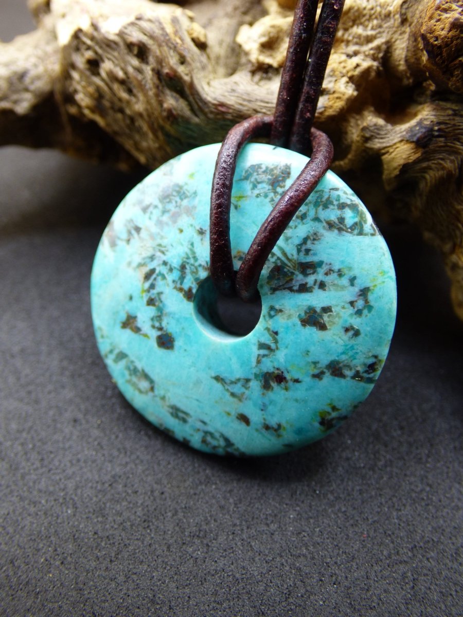 Chrysocoll Chrysokolla Schutzdonut 30mm Edelstein Kette HIPPIE GOA Boho Tibet Ethno Nature Donut Schutzsymbol Heilstein Rarität Türkis Meer - Art of Nature Berlin