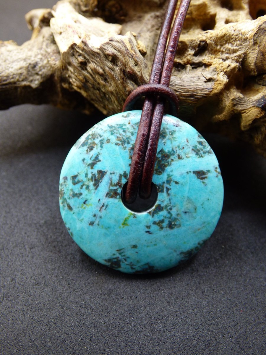 Chrysocoll Chrysokolla Schutzdonut 30mm Edelstein Kette HIPPIE GOA Boho Tibet Ethno Nature Donut Schutzsymbol Heilstein Rarität Türkis Meer - Art of Nature Berlin