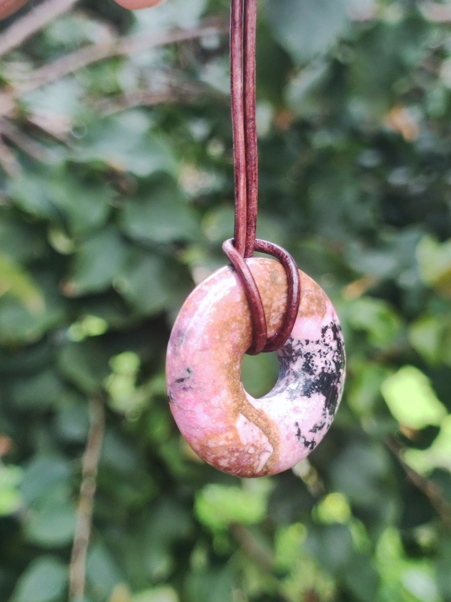 Cobalt Calcit Kobaltcalcit Schutz Donut Edelstein Kette pink rosa Natur Heilstein Rarität Frau Geschenk Sammler Energie Kraft Ruhe Glück - Art of Nature Berlin