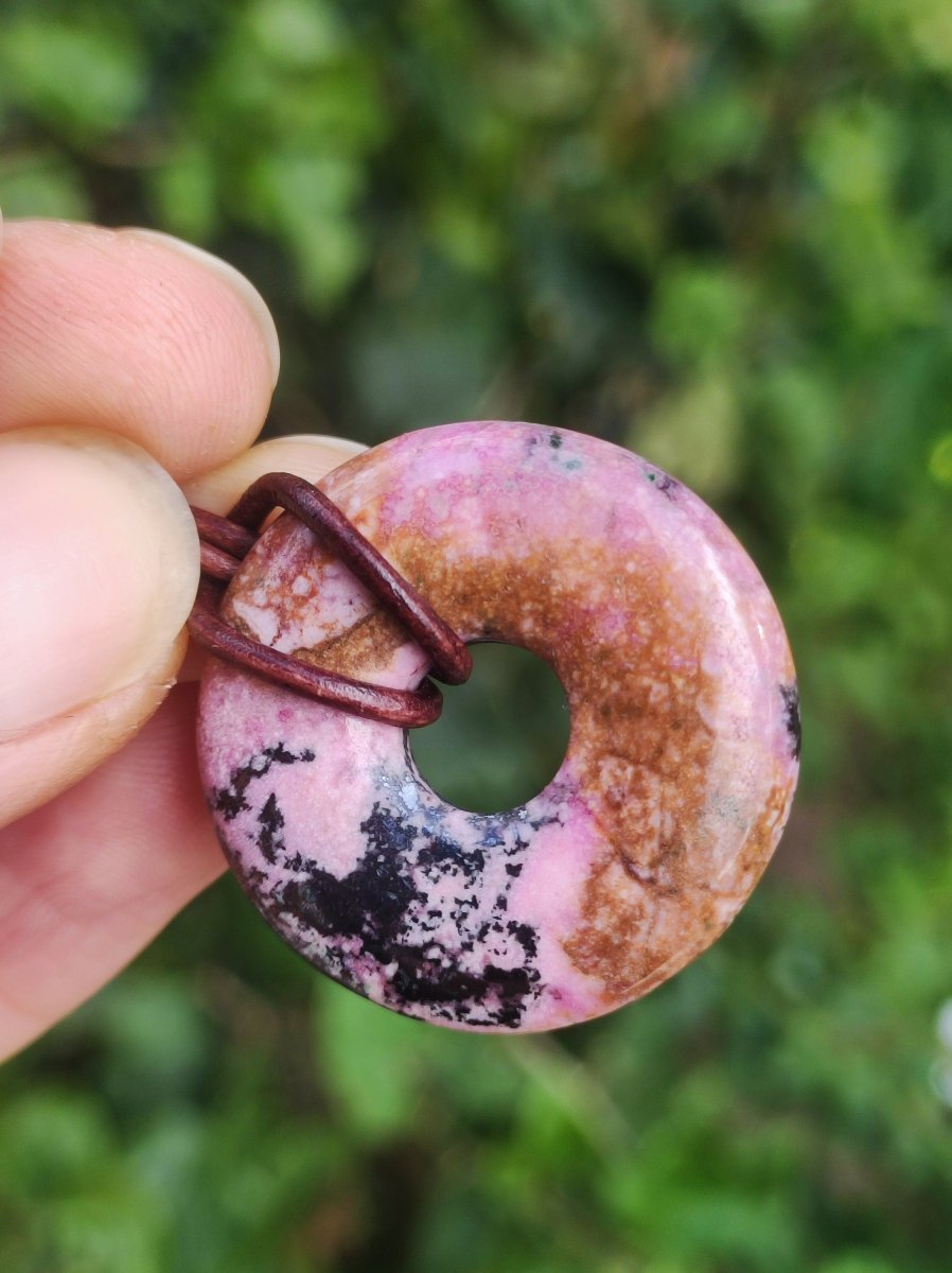 Cobalt Calcit Kobaltcalcit Schutz Donut Edelstein Kette pink rosa Natur Heilstein Rarität Frau Geschenk Sammler Energie Kraft Ruhe Glück - Art of Nature Berlin