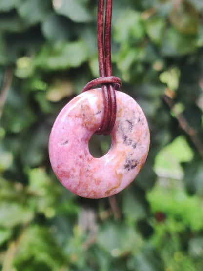 Cobalt Calcit Kobaltcalcit Schutz Donut Edelstein Kette pink rosa Natur Heilstein Rarität Frau Geschenk Sammler Energie Kraft Ruhe Glück - Art of Nature Berlin