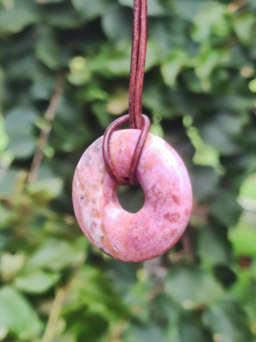 Cobalt Calcit Kobaltcalcit Schutz Donut Edelstein Kette pink rosa Natur Heilstein Rarität Frau Geschenk Sammler Energie Kraft Ruhe Glück - Art of Nature Berlin