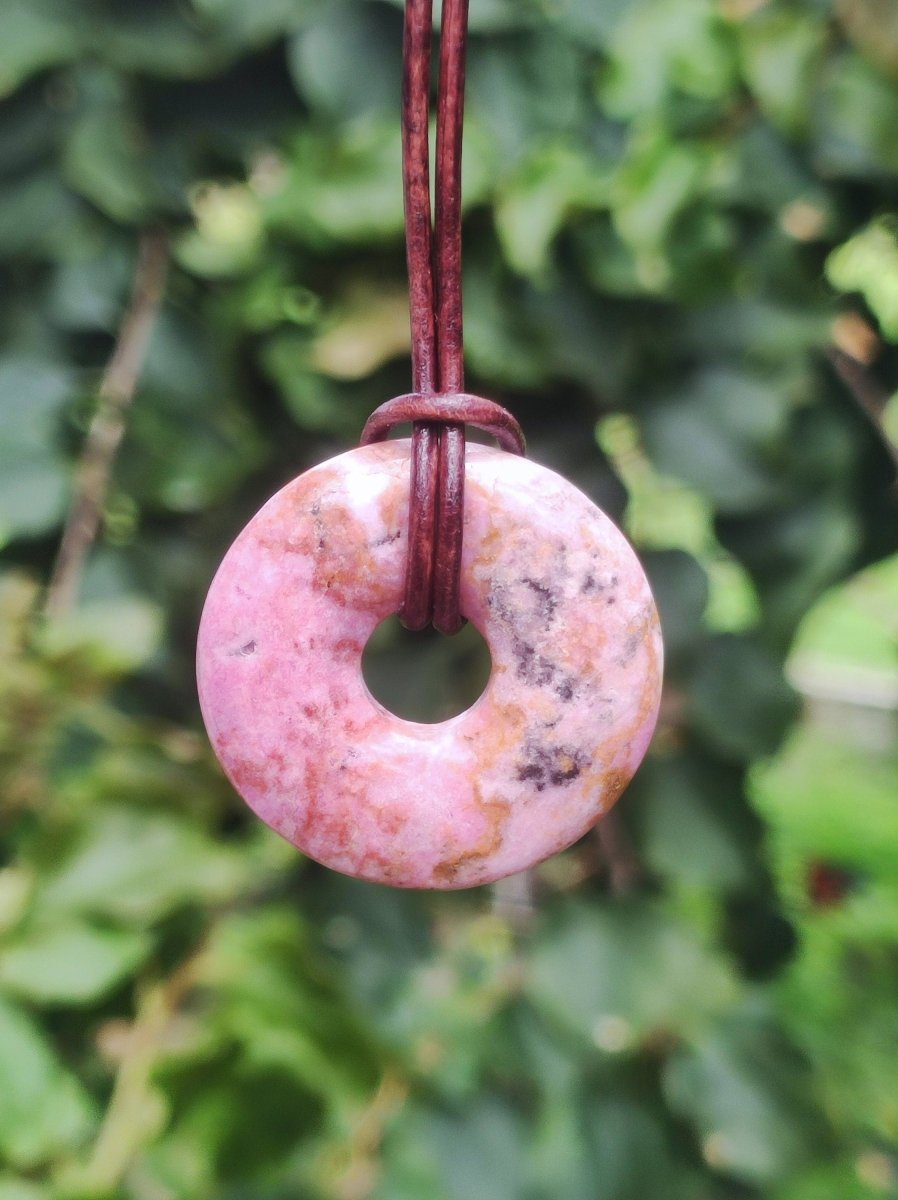 Cobalt Calcit Kobaltcalcit Schutz Donut Edelstein Kette pink rosa Natur Heilstein Rarität Frau Geschenk Sammler Energie Kraft Ruhe Glück - Art of Nature Berlin