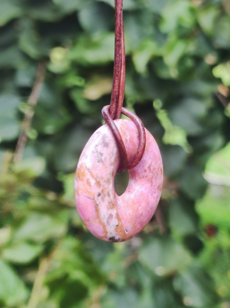 Cobalt Calcit Kobaltcalcit Schutz Donut Edelstein Kette pink rosa Natur Heilstein Rarität Frau Geschenk Sammler Energie Kraft Ruhe Glück - Art of Nature Berlin