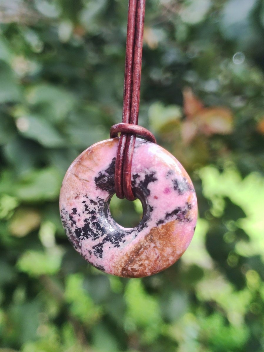 Cobalt Calcit Kobaltcalcit Schutz Donut Edelstein Kette pink rosa Natur Heilstein Rarität Frau Geschenk Sammler Energie Kraft Ruhe Glück - Art of Nature Berlin