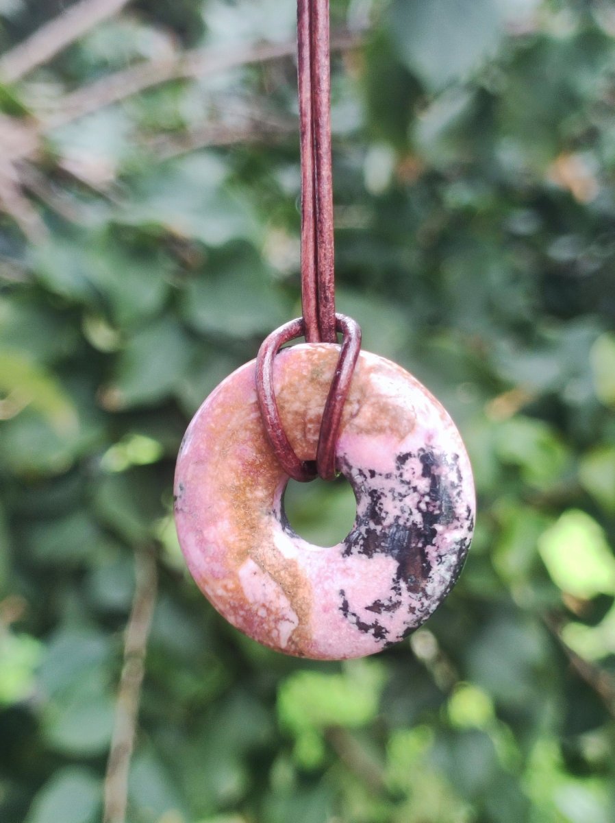 Cobalt Calcit Kobaltcalcit Schutz Donut Edelstein Kette pink rosa Natur Heilstein Rarität Frau Geschenk Sammler Energie Kraft Ruhe Glück - Art of Nature Berlin