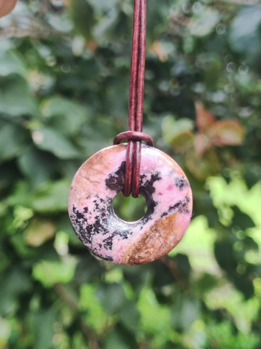 Cobalt Calcit Kobaltcalcit Schutz Donut Edelstein Kette pink rosa Natur Heilstein Rarität Frau Geschenk Sammler Energie Kraft Ruhe Glück - Art of Nature Berlin