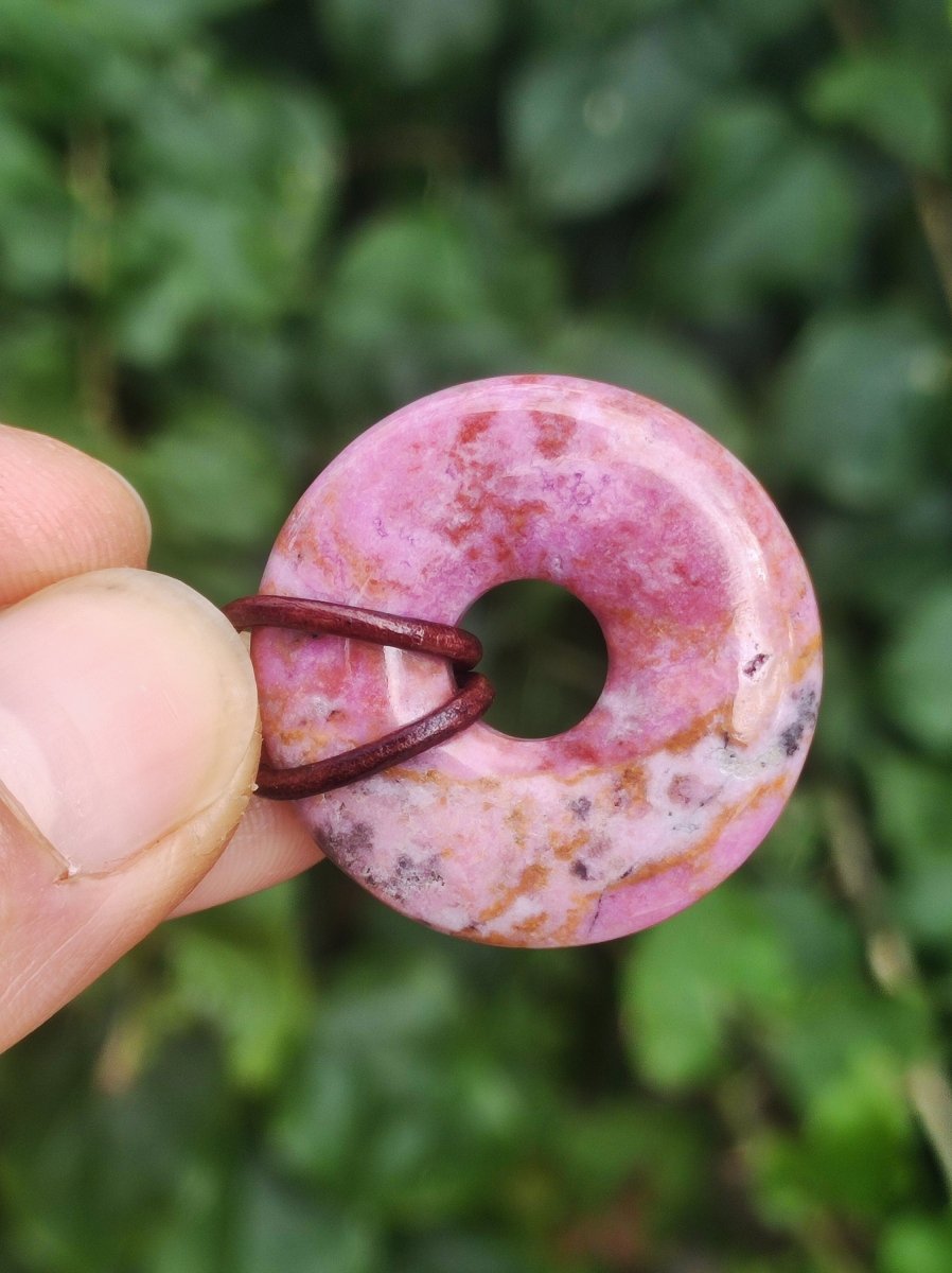 Cobalt Calcit Kobaltcalcit Schutz Donut Edelstein Kette pink rosa Natur Heilstein Rarität Frau Geschenk Sammler Energie Kraft Ruhe Glück - Art of Nature Berlin